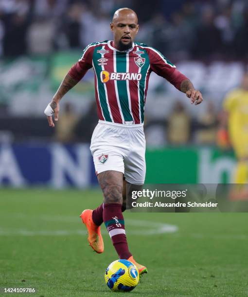 Felipe Melo of Fluminense controls the ball during a semi final second leg match between Corinthians and Fluminense as part of Copa do Brasil at Neo...