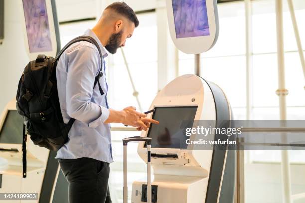 geschäftsmann am flughafen. - selbstbedienung stock-fotos und bilder