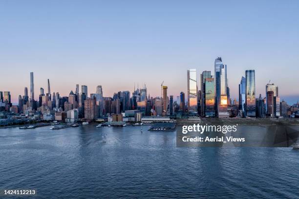 midtown manhattan paesaggio urbano al tramonto - hudson yards foto e immagini stock