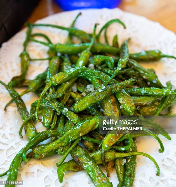 green pepper - fried padron peppers - spanish food - pimientos stockfoto's en -beelden