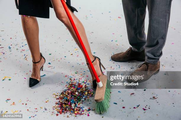 limpieza de confeti después de la fiesta - cleaning after party fotografías e imágenes de stock