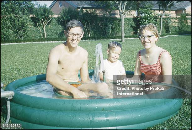 backyard inflatable swimming pool - backyard retro stock-fotos und bilder