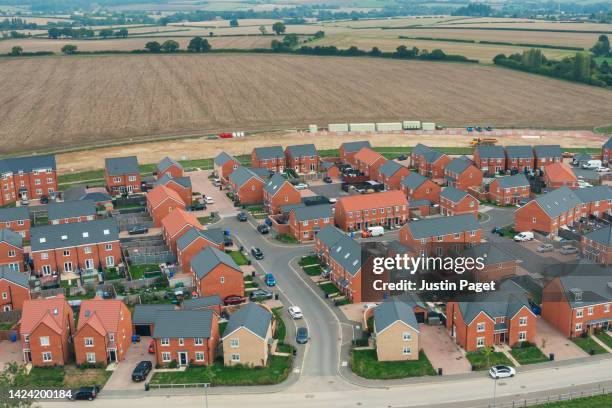 drone view of a new housing development on the edge of the greenbelt - promoción de obra nueva fotografías e imágenes de stock