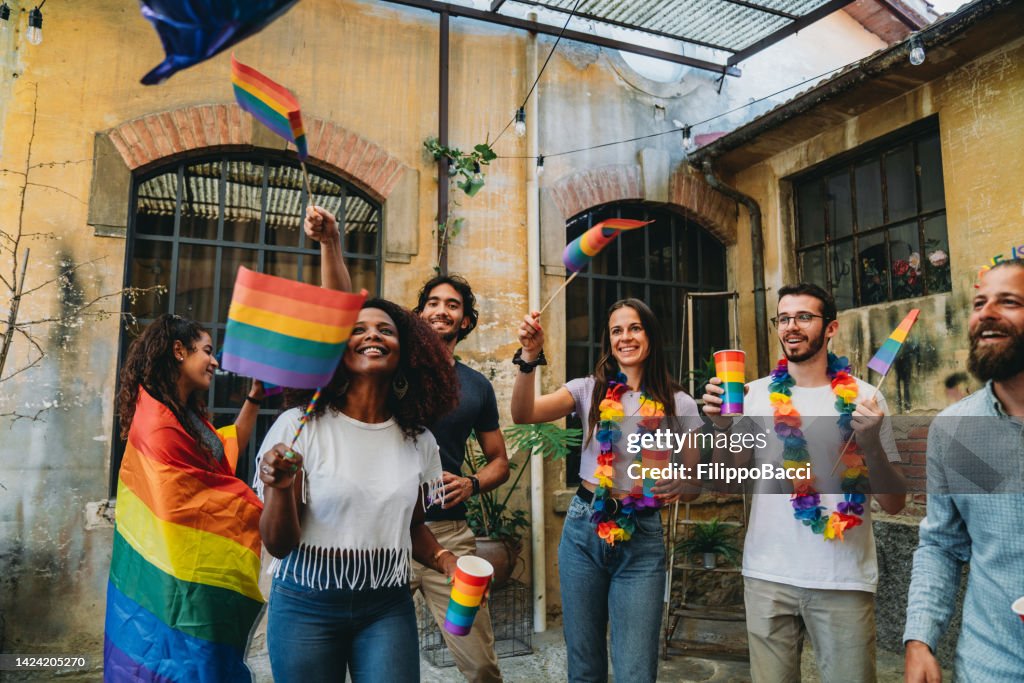 Menschen, die zusammen tanzen und Spaß haben auf einer LGBTQIA Pride Event Party