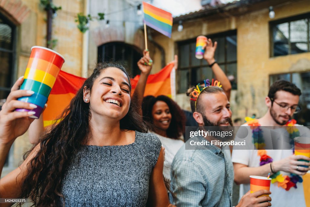 Menschen, die zusammen tanzen und Spaß haben auf einer LGBTQIA Pride Event Party