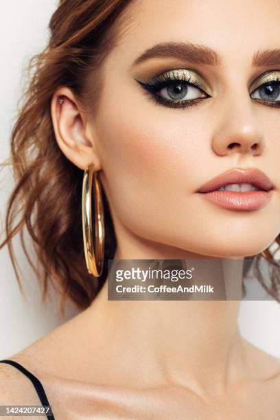 schöne frau mit hellen make-up - makeup face stock-fotos und bilder