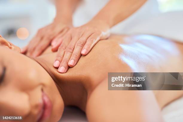 masaje de lujo, bienestar y spa zen en la espalda de una mujer joven, relajante y libre de estrés en un resort o centro. mujer disfrutando de un tratamiento curativo por un masajista, mima mientras masajea para el alivio muscular - masaje fotografías e imágenes de stock