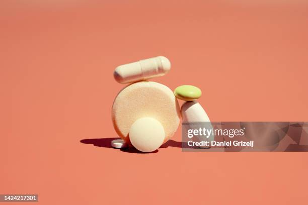 pills - nutritional supplement fotografías e imágenes de stock
