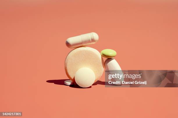 pills - opioids stock pictures, royalty-free photos & images