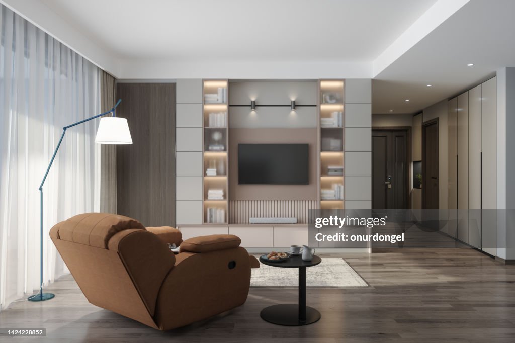 Interior de la sala de estar con televisor, vista trasera de la silla de TV, lámpara de pie y mesa de centro