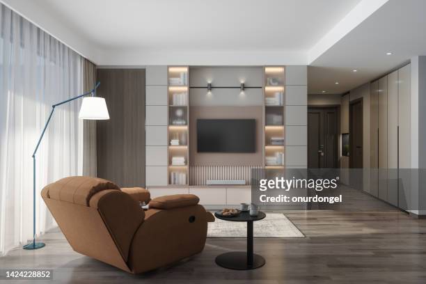 interior de la sala de estar con televisor, vista trasera de la silla de tv, lámpara de pie y mesa de centro - recostarse fotografías e imágenes de stock