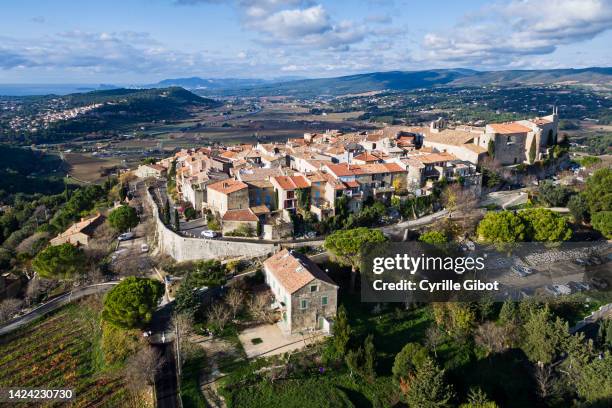 the village of le castellet in the var region of southern france. the mediterranean sea is visible in the top left corner of the picture. - le castellet var stock-fotos und bilder