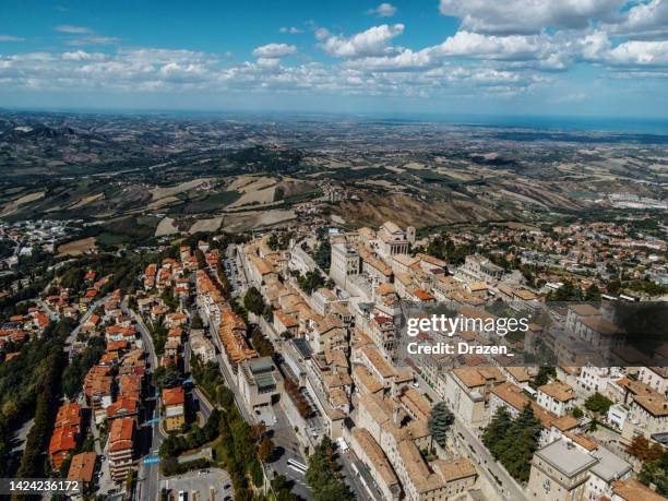 luftaufnahme von san marino, europa - san marino stock-fotos und bilder