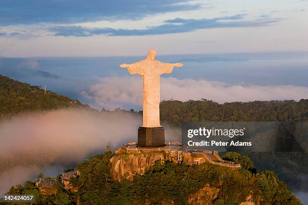 christ redeemer statue, rio de janeiro, brazil - christusstatue stock-fotos und bilder