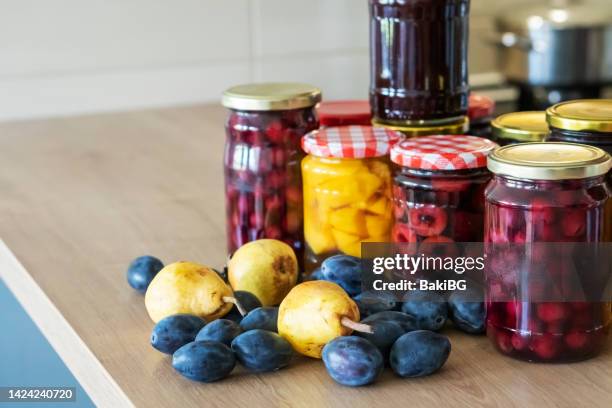 konservierung von bio-obst in gläsern für den winter. - lebensmittel in dosen stock-fotos und bilder