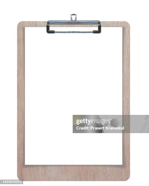 wooden clipboard with blank paper (with clipping path) - tablilla con sujetapapeles fotografías e imágenes de stock