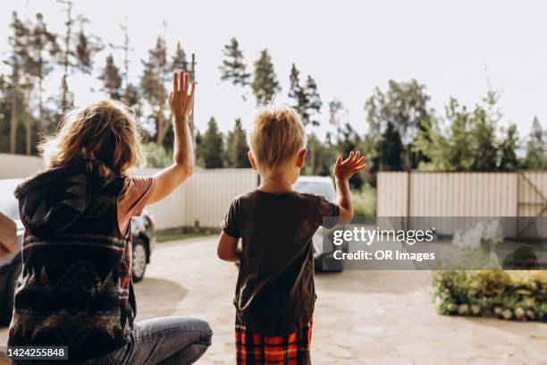 Waving Goodbye Back View FotografĂas e imágenes de stock - Getty Images