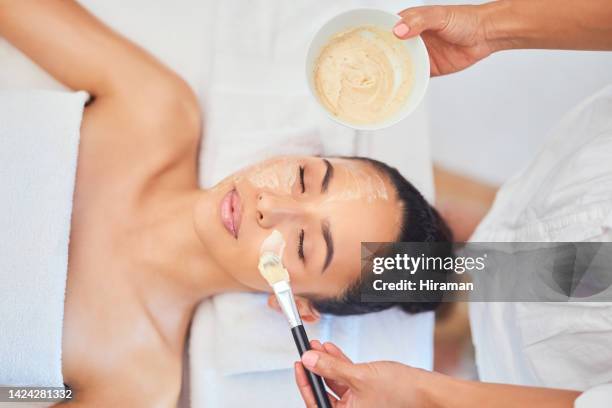 spa, maschera viso e applicazione con pennello per la terapia di bellezza. sollievo dallo stress, cura del viso e della pelle per il benessere e la salute della pelle. trattamento estetista di lusso dall'angolo superiore al salone di bellezza. - esfoliazione foto e immagini stock