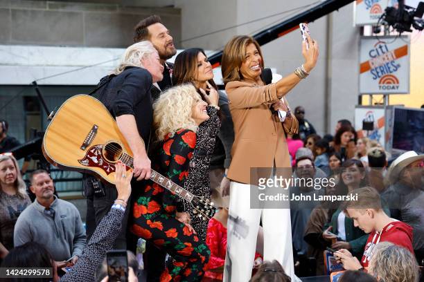 Anchor Hoda Kotb takes a selfie with Phillip Sweet, Karen Fairchild, Kimberly Schlapman and Jimi Westbrook of Little Big Town at Rockefeller Plaza on...