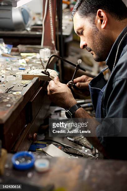 jeweler making silver jewelery in shop - juwelier stock-fotos und bilder