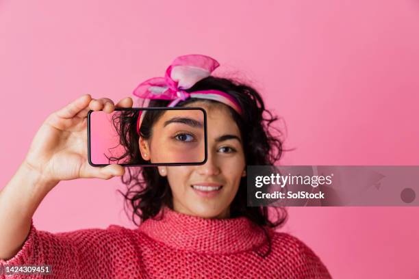 posando con mi teléfono - técnica de iluminación fotografías e imágenes de stock