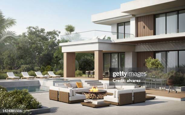 3d-rendering eines luxuriösen und modernen hauses mit pool und großer terrasse - terrasse-grundstück stock-fotos und bilder