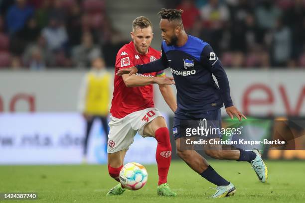 Chidera Ejuke of Hertha BSC is tackled by Silvan Widmer of 1. FSV Mainz 05 during the Bundesliga match between 1. FSV Mainz 05 and Hertha BSC at MEWA...