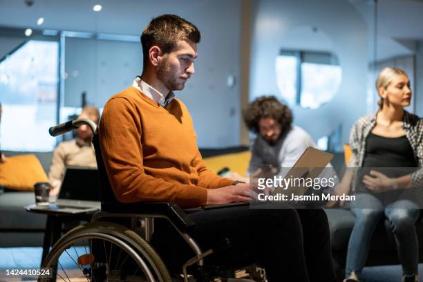 young business people working in modern office - accessibilité aux personnes handicapées photos et images de collection