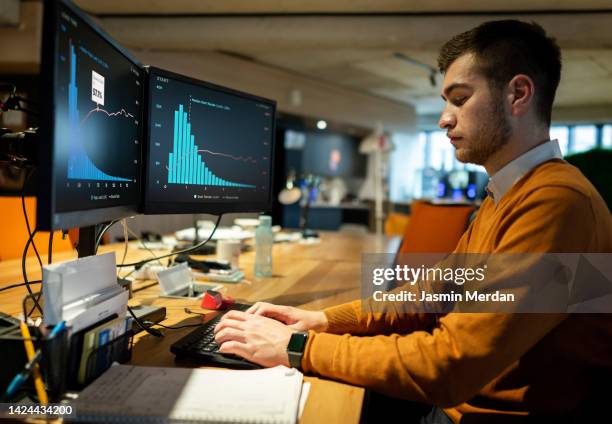 financial services, stock analyst researching share price data of a company on the computer - financial analyst 個照片及圖片檔