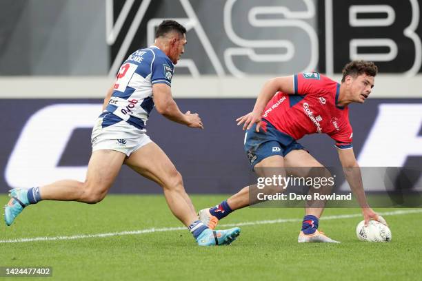 Macca Springer of Tasman beats Roger Tuivasa-Sheck of Auckland to touch down a try during the round seven Bunnings NPC match between Auckland and...