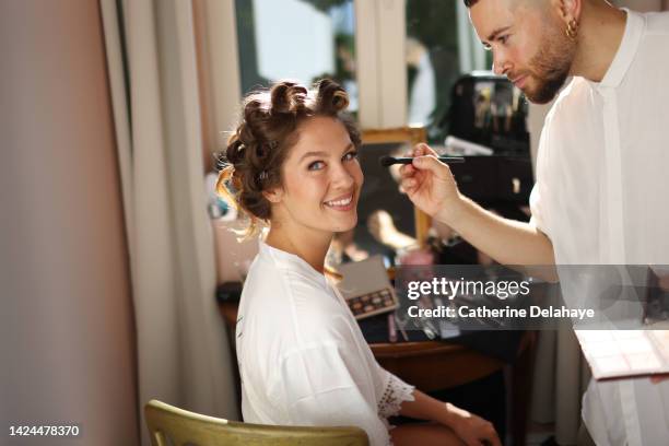 a bride getting ready before her wedding ceremony - maquillage professionnel photos et images de collection