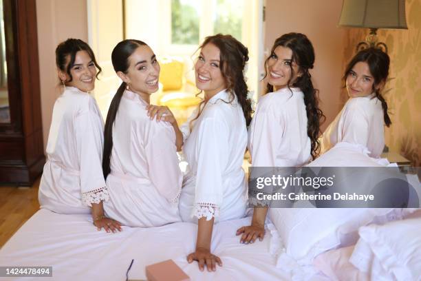 a bride getting ready with her bridesmaid before her wedding ceremony - beistand des bräutigams stock-fotos und bilder