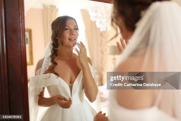 a bride getting ready before her wedding ceremony - bridal makeup stockfoto's en -beelden