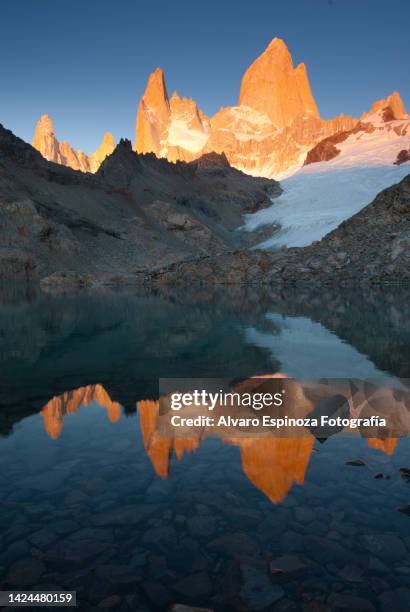 golden hour in mt fitz roy - cerro torre - fotografias e filmes do acervo