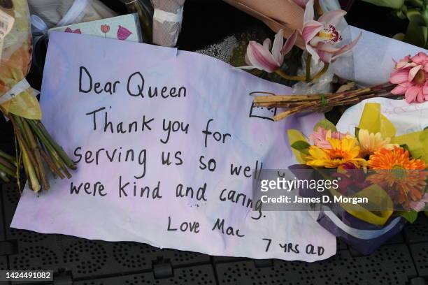 Floral tributes and hand written cards for the late Queen Elizabeth II outside New South Wales Government House on September 17, 2022 in Sydney,...
