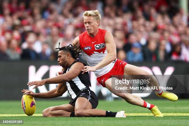 Isaac Quaynor of the Magpies is challenged by Isaac Heeney of the Swans during the AFL Second Preliminary match between the Sydney Swans and the...