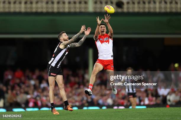 Justin McInerney of the Swans gathers the ball during the AFL Second Preliminary match between the Sydney Swans and the Collingwood Magpies at Sydney...