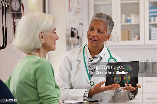 médico mostrando tablet digital ao paciente - sistema nervoso humano - fotografias e filmes do acervo