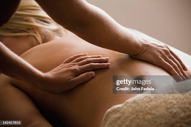 mujer recibiendo un masaje de raza blanca - dar masajes fotografías e imágenes de stock