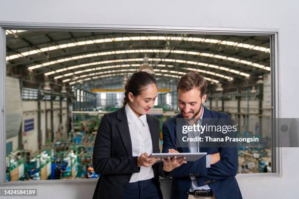 factory owner talking with operations manager - controle de qualidade imagens e fotografias de stock