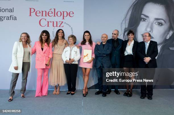 Actress Penelope Cruz poses with the 2022 National Cinematography Award, with her mother, Encarna Sanchez and her sister Monica , at Tabakalera...