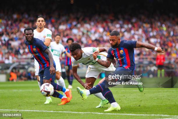 Memphis Depay of FC Barcelona scores his side's first goal during the LaLiga Santander match between FC Barcelona and Elche CF at Spotify Camp Nou on...