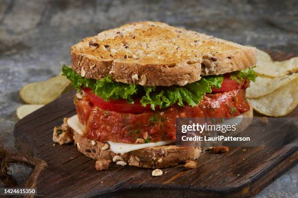 übrig gebliebener truthahn hackbraten sandwich - provolone stock-fotos und bilder