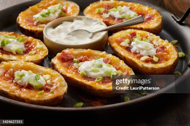 loaded potato skins - aardappelgratin aardappel stockfoto's en -beelden