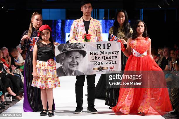 Models pay tribute to Queen Elizabeth II at the House of iKons show during London Fashion Week September 2022 on September 17, 2022 in London,...