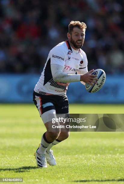 Elliot Daly of Saracens in action during the Gallagher Premiership Rugby match between Harlequins and Saracens at Twickenham Stadium on September 17,...