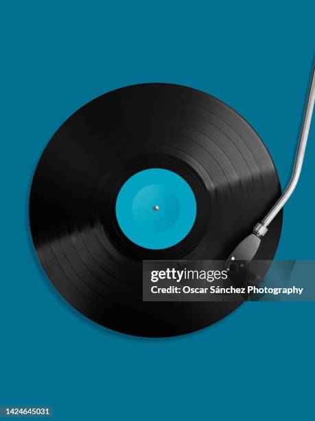 needle of a record player on a vinyl record - record player fotografías e imágenes de stock