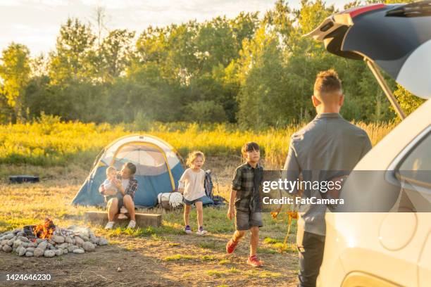 configuración de camp - family with three children fotografías e imágenes de stock