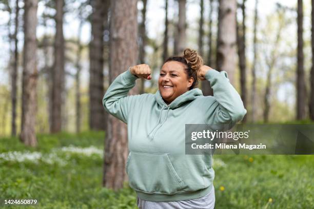 plus size hispanic woman feeling accomplished after running - morbidly obese woman 個照片及圖片檔