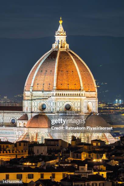 sunset scene of florence cityscape and duomo santa maria del firenze at sunset, florence, italy. - cupola stockfoto's en -beelden